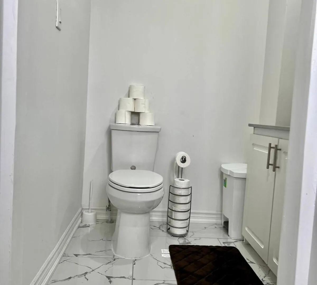 K1 Private Bathroom Queen Bed Room Mississauga