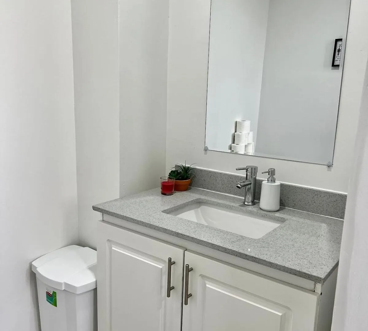 K1 Private Bathroom Queen Bed Room Mississauga Holiday home