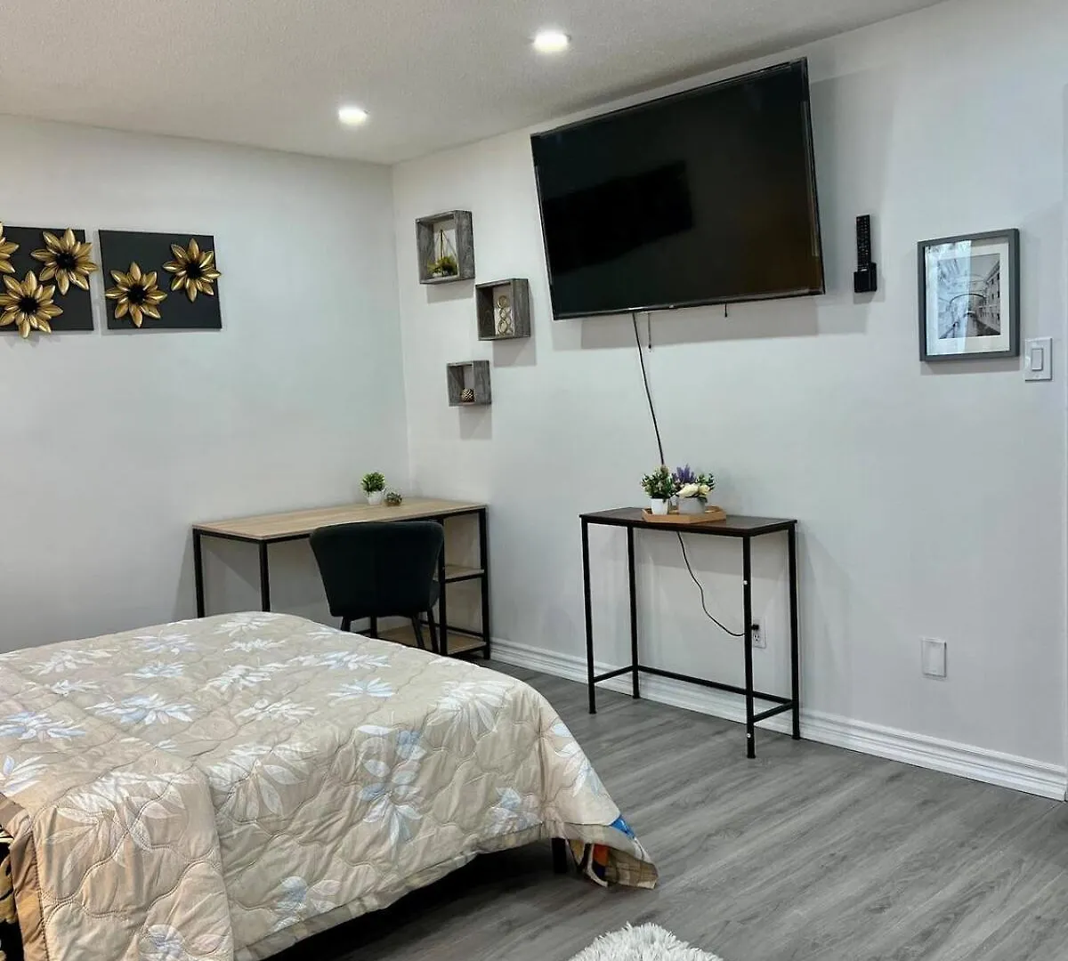 K1 Private Bathroom Queen Bed Room Mississauga 0*,