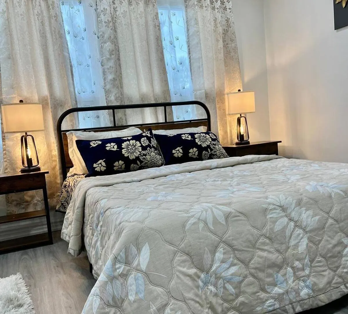 K1 Private Bathroom Queen Bed Room Mississauga 0*,  Canada